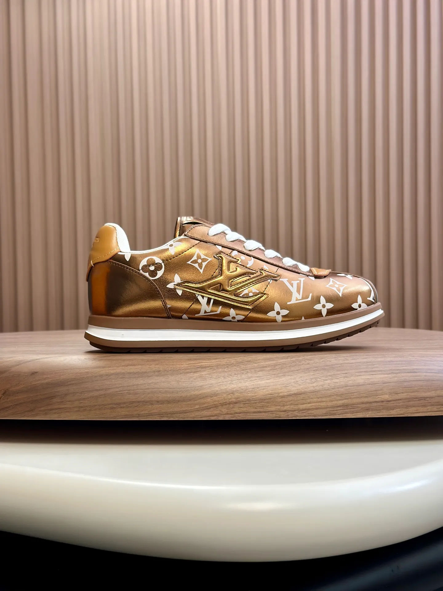 Factory direct sale ¥700💰Full set of packaging💰Top version LV-Louis Vuitton-Classic catwalk new style 1:1 developed replica of the original version! ! The upper foot is very comfortable. It is made of luxurious materials and fine workmanship. The midsole is printed with English letters "Made in Europe". The upper is made of calfskin imported from Italy. The side is decorated with the brand's LOGO and signature. The latest latex foot pads and mesh lining make the foot feel super comfortable. The original two-color TPU combination outsole is specially provided by the original factory. Bag technology Goodyear stitched edges Fabric: Exclusive custom first-layer cowhide Accessories: Exclusive private model Vuitton logo, lining: Customized silk mesh lining - first-layer silk cowhide lining Outsole: TPU combination outsole wear-resistant, non-slip and anti-yellowing Foot pads: new latex pads-mesh sweat-absorbent Counter technology: fully computerized sewing machine wire drawing Toe box back cover Hot and cold shaping Full set of pull-top last with medium and low logo pattern Counter packaging - Shoelaces, certificates, cards, instructions, certificates of quality, dust bags, the most comprehensive packaging on the Internet, men's size 339-44 (38/45 custom-made, non-refundable!